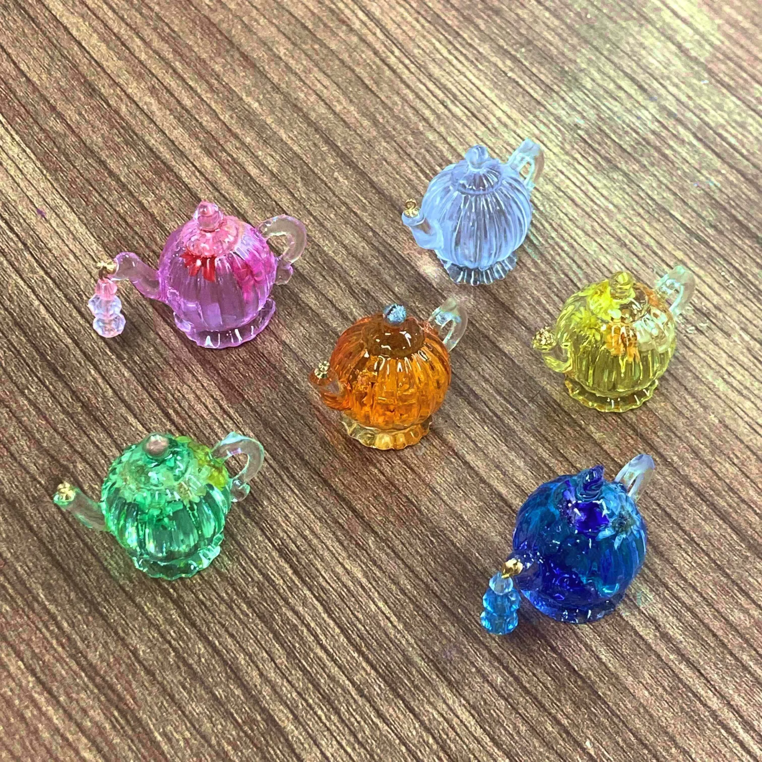 ティーポットのアクセサリーを制作中！