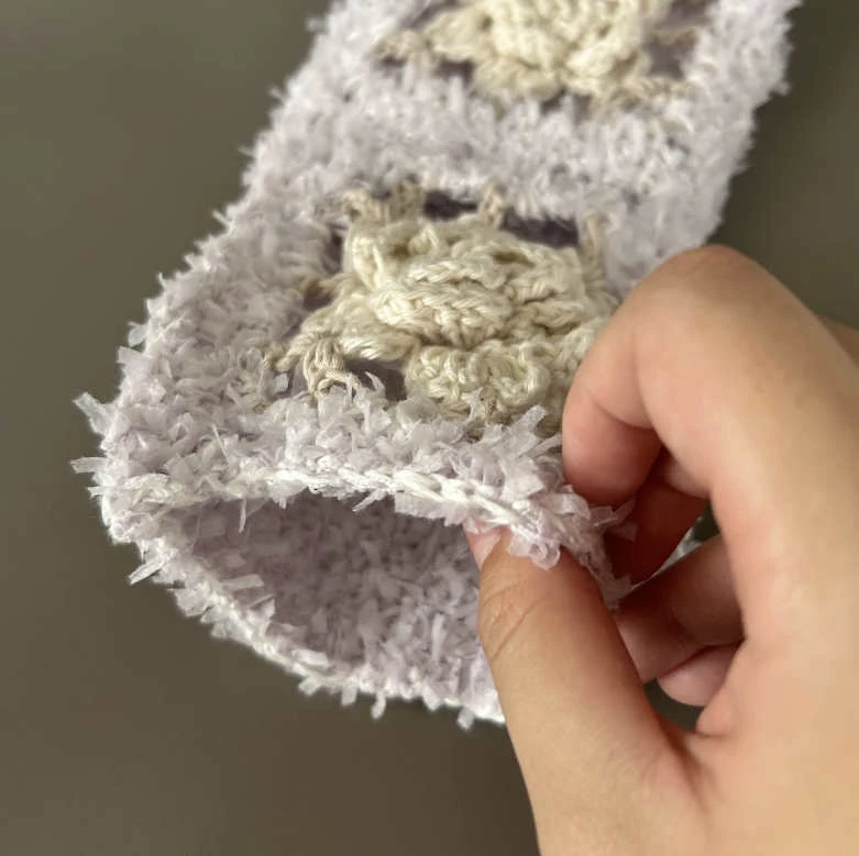 今日は利用者さんがポーチ編んでくれています！