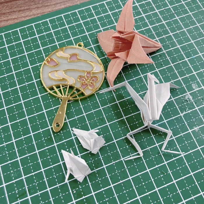 折り紙でハンドメイドパーツ制作中です✨