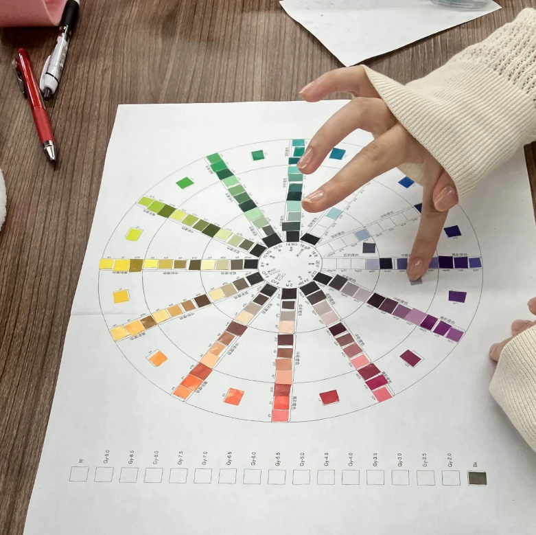 利用者さんが色彩検定に向けて勉強中です♪