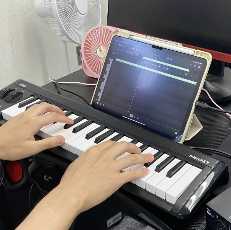 今日は利用者さんがタブレット端末で楽曲制作してくれています😄