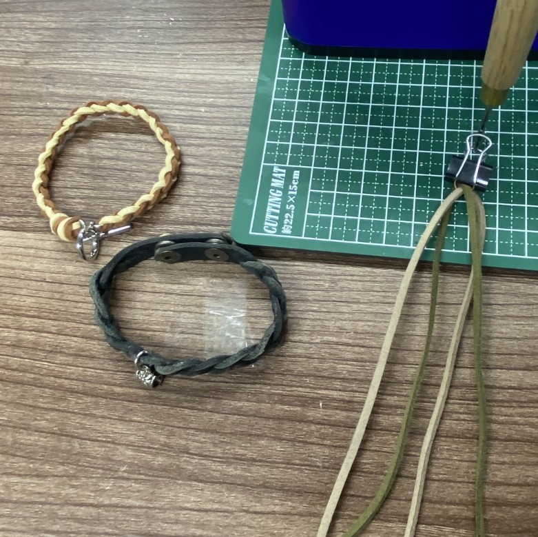 利用者さんがレザークラフトでアクセサリ制作中です！