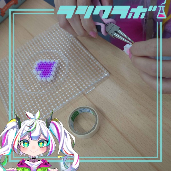 利用者さんの作業風景　ハンドメイド　アイロンビーズ